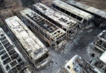 Incêndio atinge garagem de empresa de ônibus e deixa parte da frota destruída