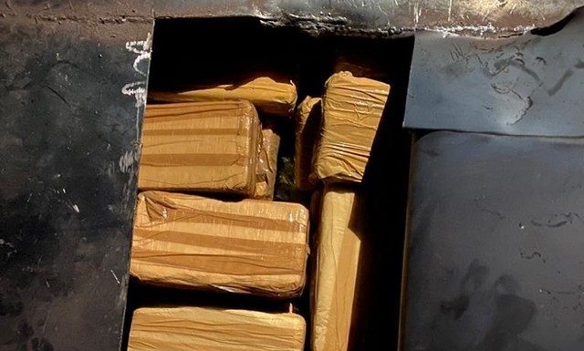 Após investigação, motorista é flagrado com 65 tabletes de cocaína escondidos sob carga de pedra