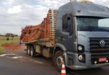 Blocos de tijolos se desprendem de caminhão e caem sobre a pista no trevo de Tupi Paulista