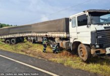Carreta com placas de Dracena se envolve em acidente na SP-294, em Tupã