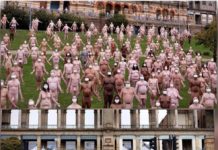 Ensaio fotográfico reúne 220 voluntários nus com máscara e distanciamento em Londres