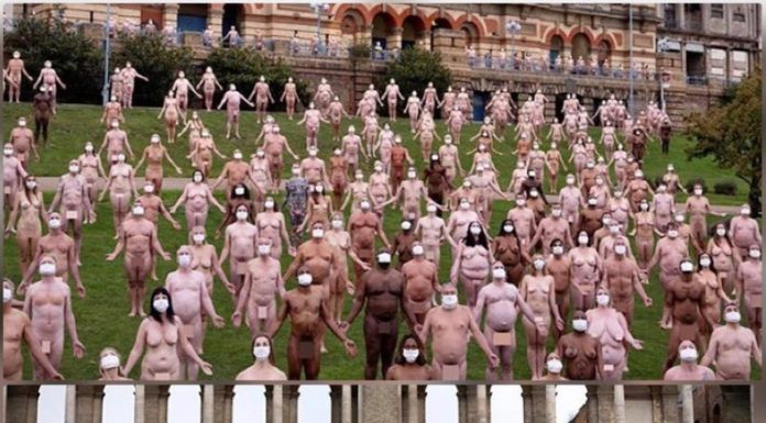 Ensaio fotográfico reúne 220 voluntários nus com máscara e distanciamento em Londres
