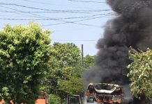 Caminhão ficou destruído por fogo nesta tarde em Tupi Paulista