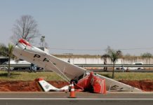 Avião de pequeno porte cai em frente à base da Polícia Rodoviária em Bauru