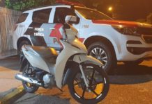Polícia recupera moto após abordar dois jovens em atitudes suspeitas, em Dracena