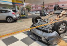 Frentista fica preso embaixo de veículo após mulher capotar carro em posto de combustíveis em Presidente Prudente