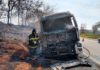 Caminhão pega fogo após passar ao lado de incêndio