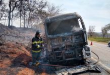 Caminhão pega fogo após passar ao lado de incêndio