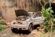Idoso fica ferido após cair com o carro em córrego