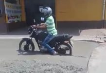 Homem fura bloqueio de obra e fica com moto presa em cimento fresco