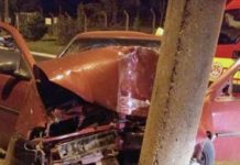 Duas pessoas ficam feridas após carro colidir em poste