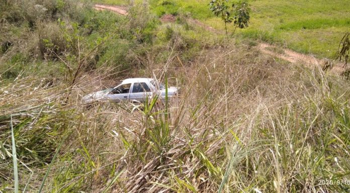 Motorista perde controle da direção e carro cai em ribanceira em Presidente Prudente