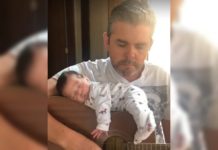 Pai cantando com bebê deitado no violão viraliza nas redes sociais: ‘Até dormiu’