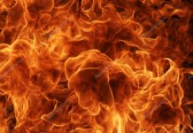 Rodovia General Euclides de Oliveira Figueiredo com fumaça e fogo no município de Tupi Paulista