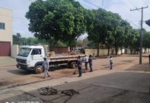 Rua Ipiranga passa por limpeza geral após prejuízos causados pela chuva de ontem