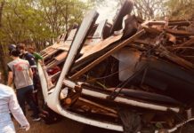 Ônibus com trabalhadores rurais tomba e deixa mais de 30 feridos em estrada de terra de Pompeia