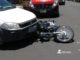 Acidente entre moto e carro deixa homem ferido na Vila Barros