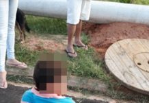 Casal encontra criança que havia caido dentro de buraco e estava gritando por socorro