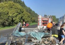 Homem fica presos nas ferragens em acidente entre caminhonete e caminhão na SP-294