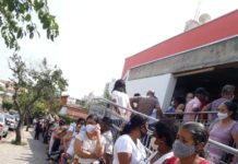 Fila em agência bancária é motivo de reclamação de clientes, idoso passou mal