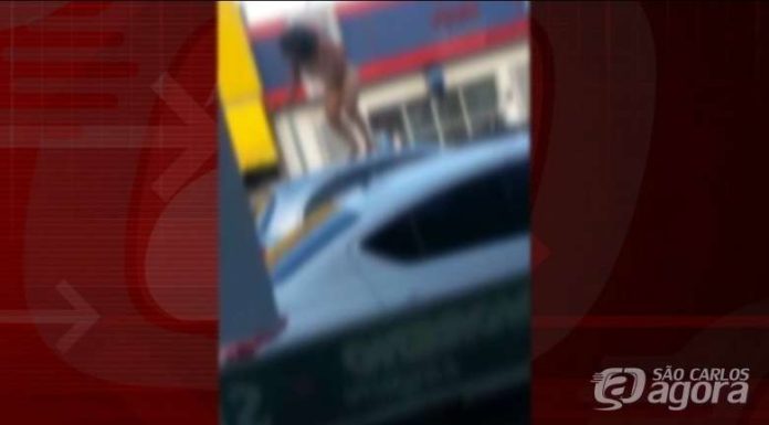 Mulher nua sobe em carros na avenida Sallum em São Carlos