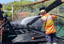 Incêndio destrói ponte pênsil centenária sobre o Rio Paranapanema entre SP e PR