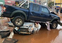 Chuva com granizo causa alagamentos e arrasta veículos no centro de São Carlos