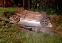 Passageiro é conduzido para atendimento médico após acidente na SP-294