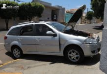 Veículo desgovernado bate em muro em avenida movimentada