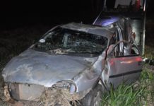 Capotamento deixa pedreiro de 61 anos ferido e carro destruído na SP-294