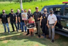 Polícia Civil entrega presentes e tira foto com criança que escreveu cartinha para Papai Noel em Dracena.
