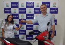 APAE faz entrega para a ganhadora, da BIS “Ação entre Amigos”