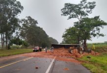 Caminhão carregado com tijolos tomba na Rodovia Assis Chateaubriand