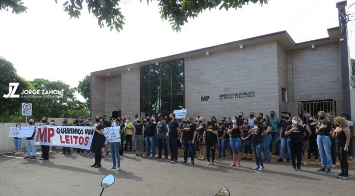 Protesto pede mais leitos de UTI para tratamento de COVID em Dracena