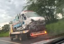Paciente morre após ambulância bater em defensa metálica e tombar em rodovia