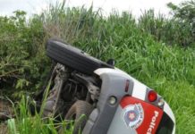 Viatura da Polícia Militar capota na SP-294