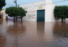 Mais uma vez comerciantes da Rua Ipiranga tem prejuízos com a forte chuva deste domingo