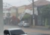 Chuva acompanhada de ventos fortes derruba fachada de loja em Tupi Paulista