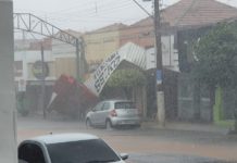 Chuva acompanhada de ventos fortes derruba fachada de loja em Tupi Paulista