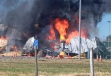 Acidente deixa três adultos e uma criança mortos, incendeia praça de pedágio e interdita a BR-050, em Campo Alegre de Goiás