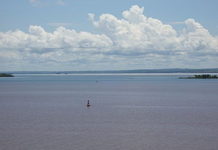 Avião monomotor faz pouso de emergência no rio Paraná em Presidente Epitácio