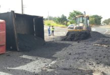 Caminhão carregado com Massa Asfáltica tomba no Trevo da Unesp em Dracena