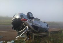 Carro é jogado em defensa metálica após colisão com carreta bitrem na Rodovia Jorge Bassil Dower em Taciba