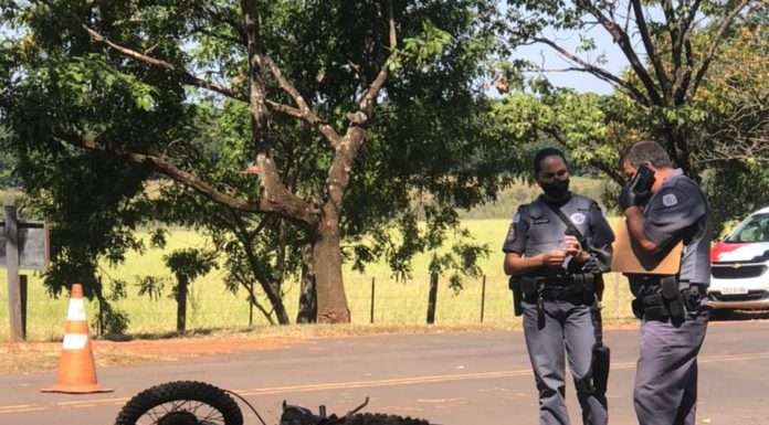 Acidente entre duas motocicletas deixa dois feridos e uma vítima fatal