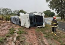 Carreta tomba na vicinal que liga Iacri a Rinópolis
