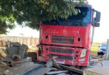 Caminhão invade cemitério e danifica túmulos