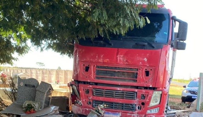 Caminhão invade cemitério e danifica túmulos