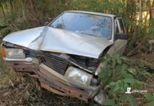 Carro desgovernado bate em árvore e roda parando no acostamento