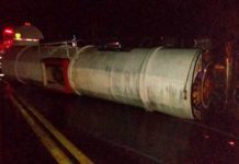 Reboques de óleo se desprendem de caminhão, tombam e pegam fogo na SP-294