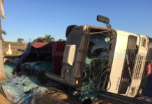 Motorista fica ferido após carreta carregada com vidro tombar na SP-294